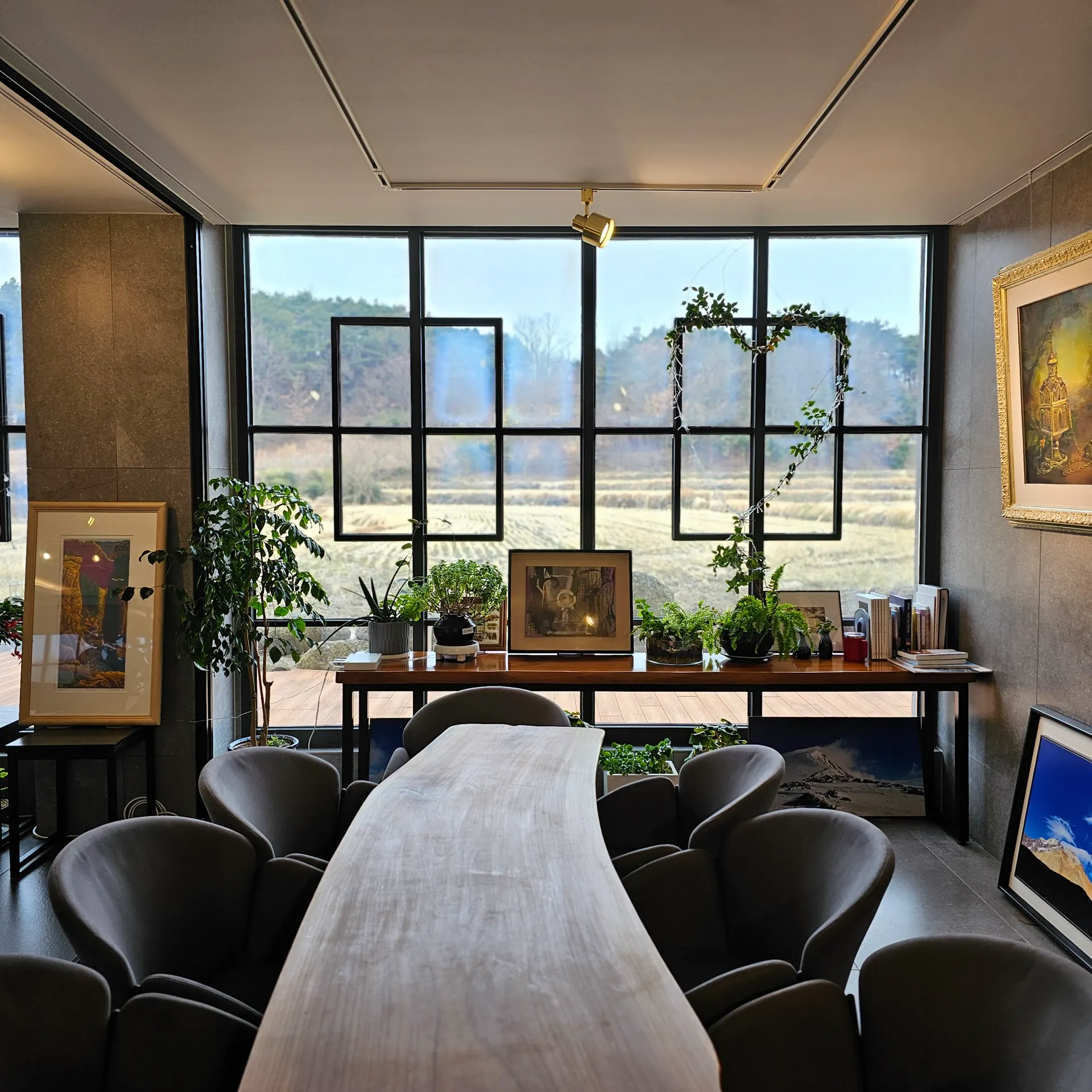 HOTEL 267 홈페이지 메인 배너, 테라스와 산자락 풍경